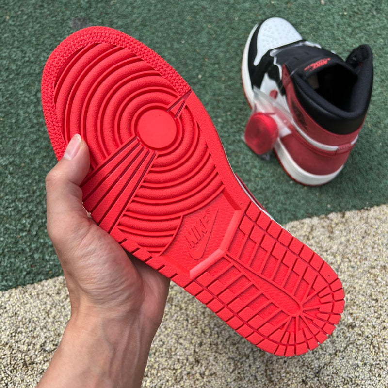 NIKE AIR JORDAN 1