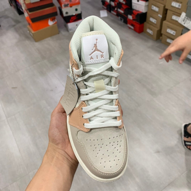 NIKE AIR JORDAN 1
