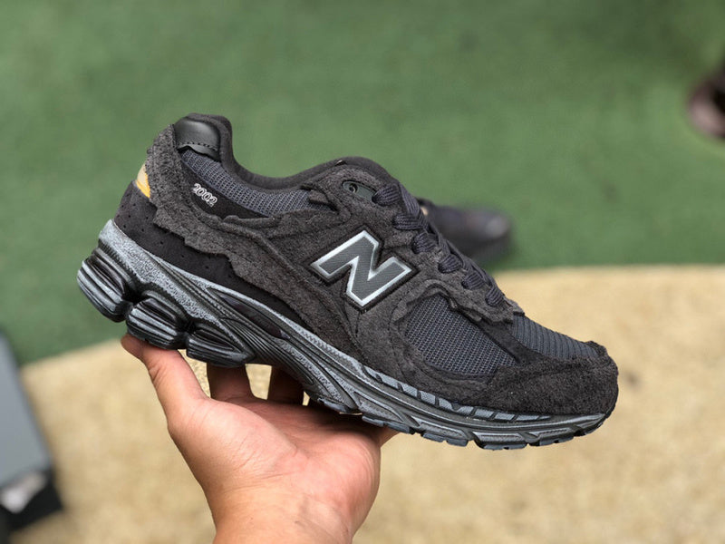 NEW BALANCE 2002R