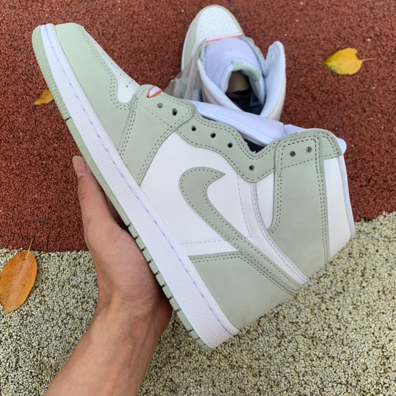 NIKE AIR JORDAN 1