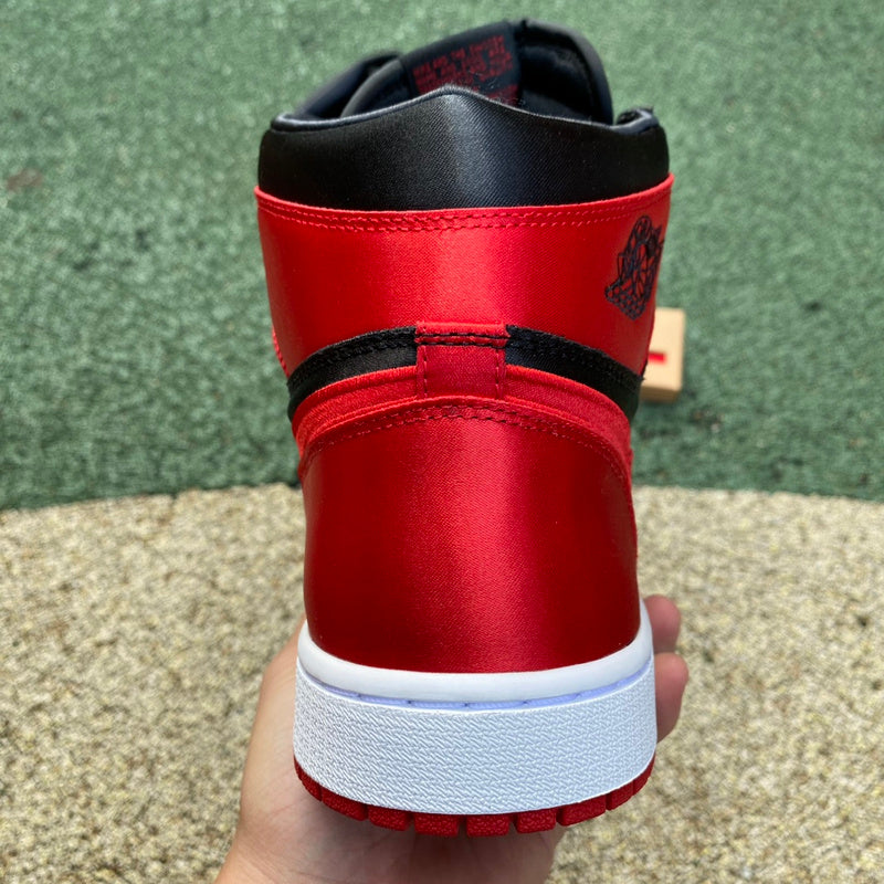 NIKE AIR JORDAN 1