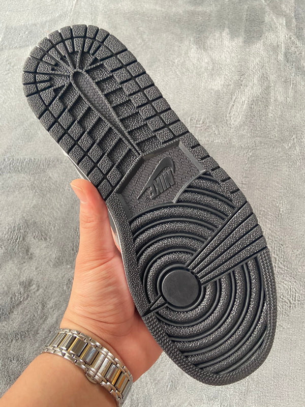 NIKE AIR JORDAN 1
