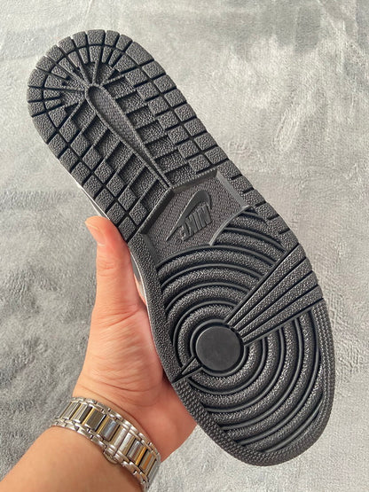 NIKE AIR JORDAN 1