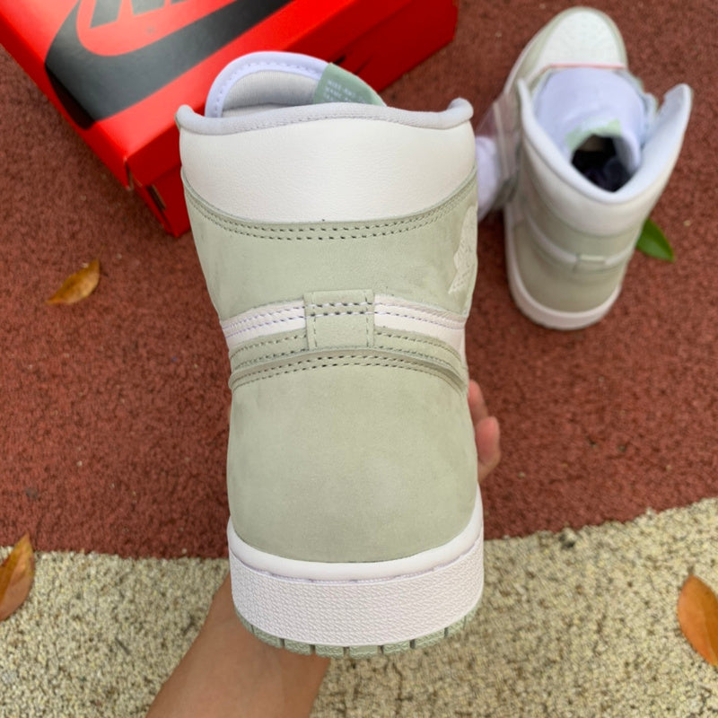 NIKE AIR JORDAN 1