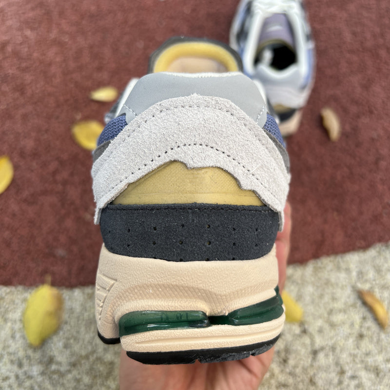 NEW BALANCE 2002R