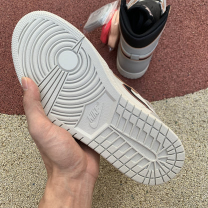 NIKE AIR JORDAN 1