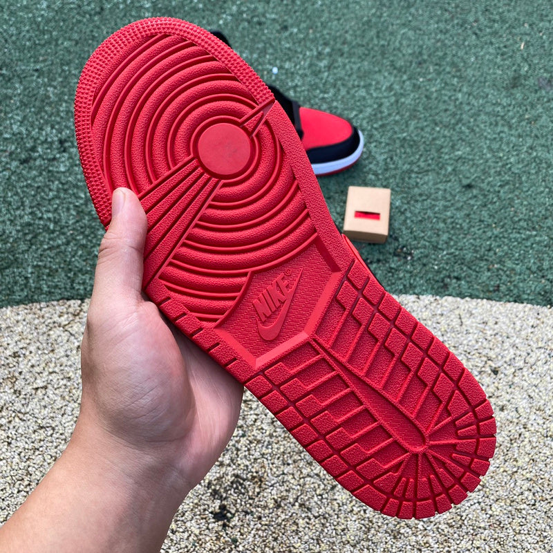 NIKE AIR JORDAN 1