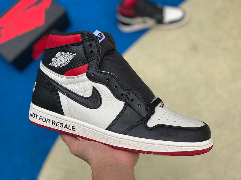 NIKE AIR JORDAN 1