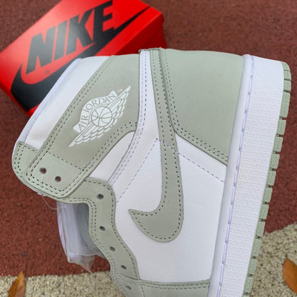 NIKE AIR JORDAN 1