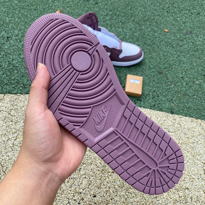 NIKE AIR JORDAN 1