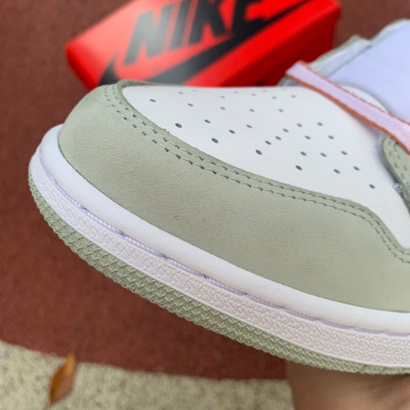 NIKE AIR JORDAN 1