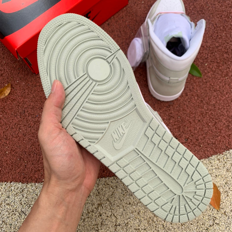 NIKE AIR JORDAN 1