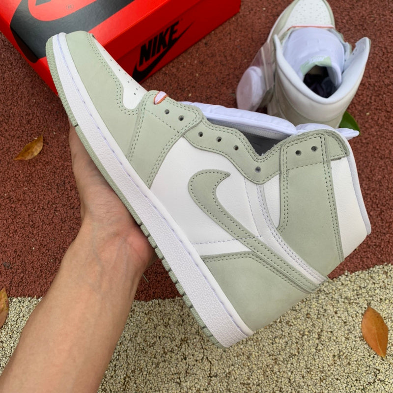 NIKE AIR JORDAN 1
