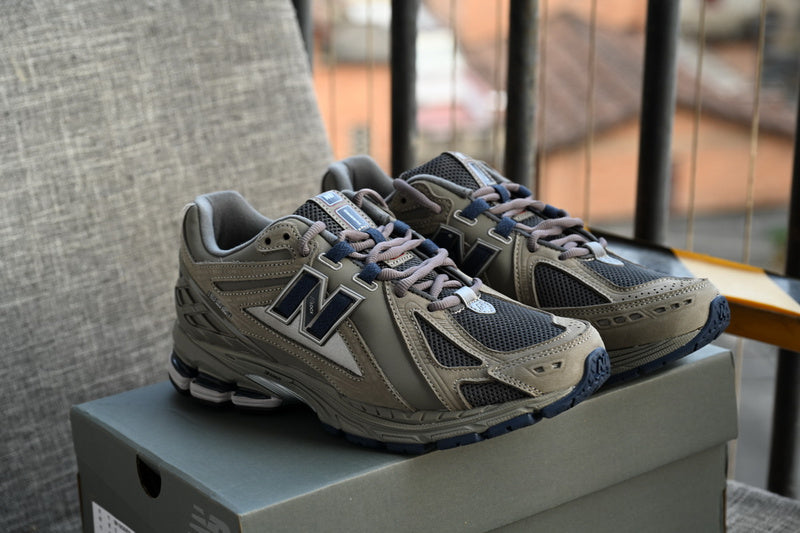 NEW BALANCE 1906R