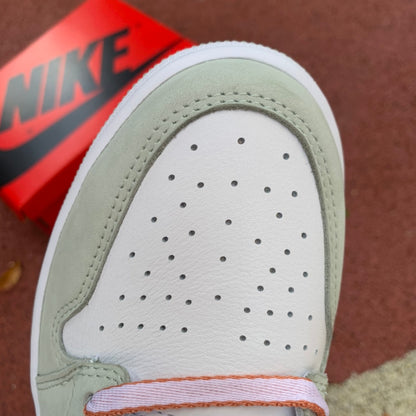 NIKE AIR JORDAN 1