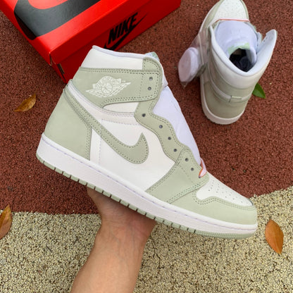 NIKE AIR JORDAN 1