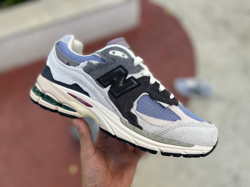 NEW BALANCE 2002R