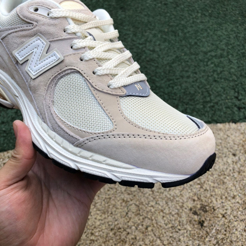 NEW BALANCE 2002R
