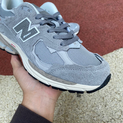 NEW BALANCE 2002R