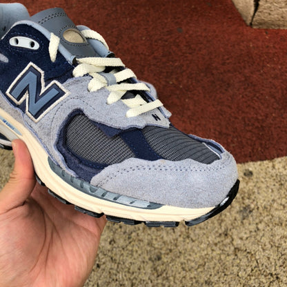 NEW BALANCE 2002R
