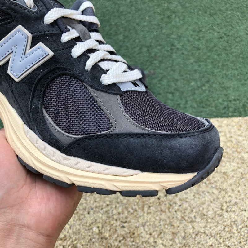 NEW BALANCE 2002R