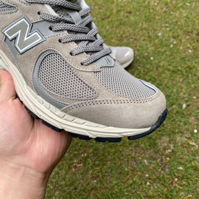 NEW BALANCE 2002R