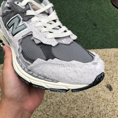 NEW BALANCE 2002R