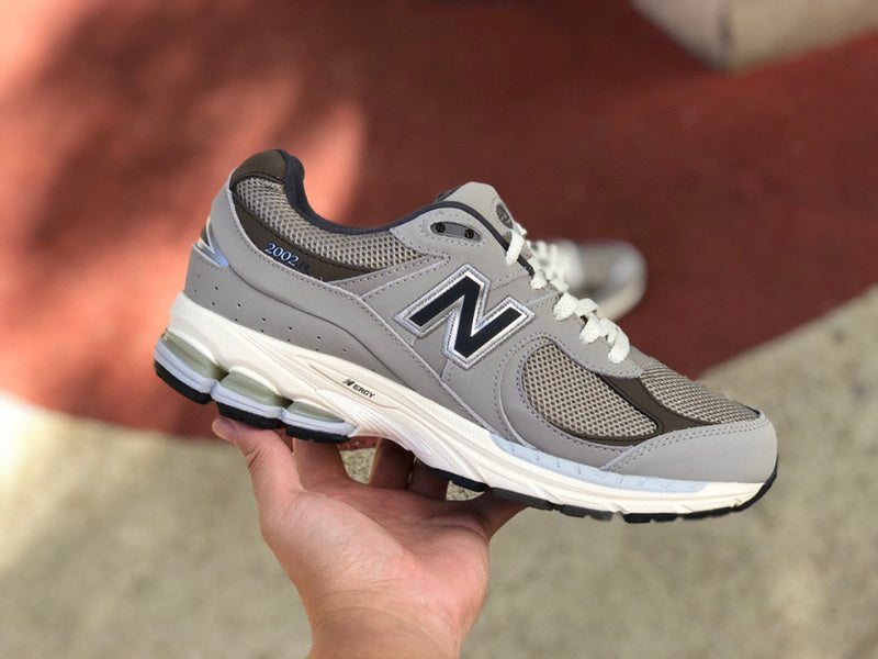 NEW BALANCE 2002R