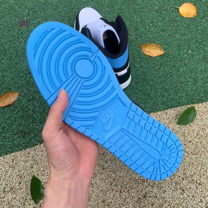 NIKE AIR JORDAN 1