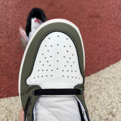 NIKE AIR JORDAN 1