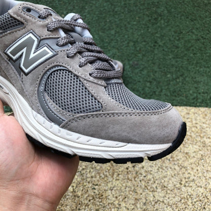 NEW BALANCE 2002R