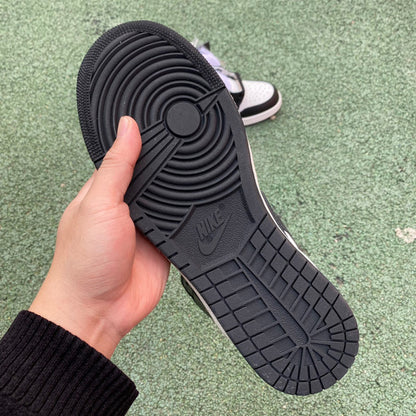 NIKE AIR JORDAN 1