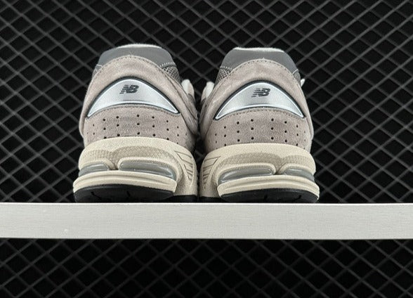NEW BALANCE 2002R