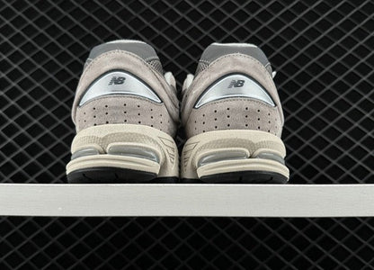 NEW BALANCE 2002R