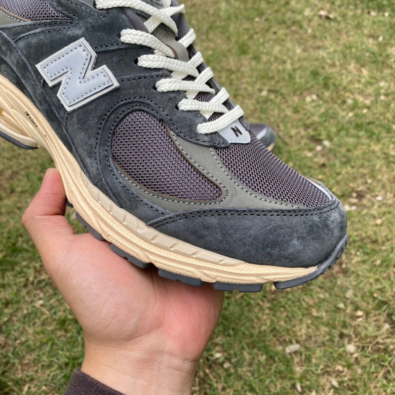 NEW BALANCE 2002R