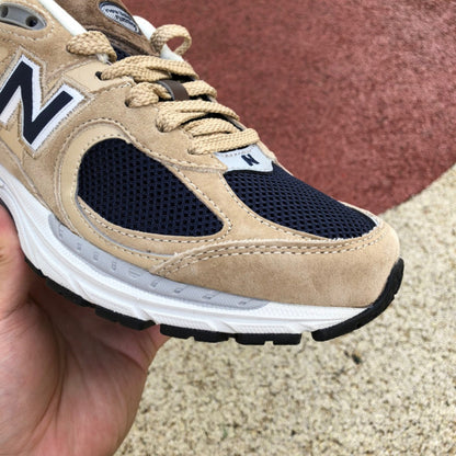 NEW BALANCE 2002R