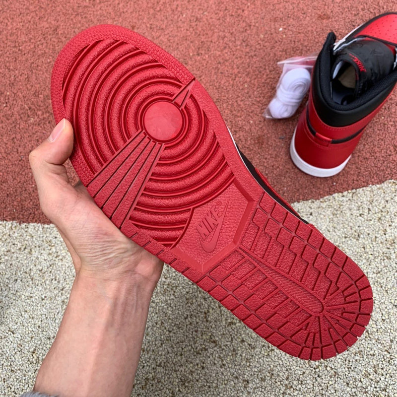 NIKE AIR JORDAN 1