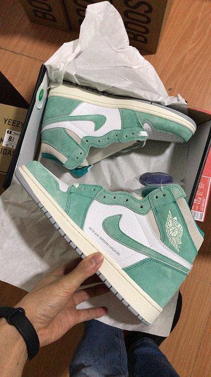 NIKE AIR JORDAN 1