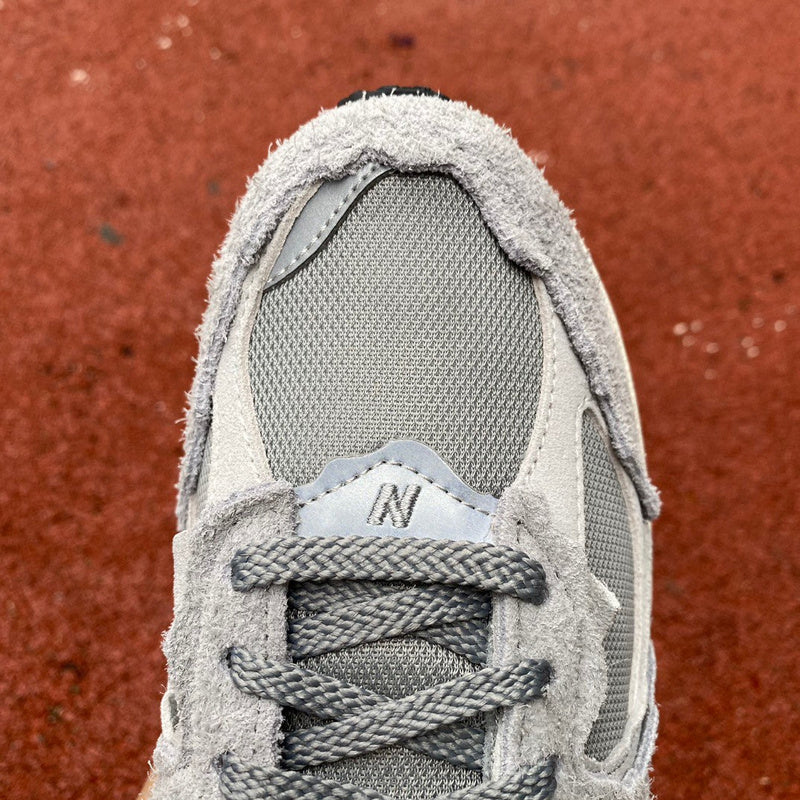 NEW BALANCE 2002R