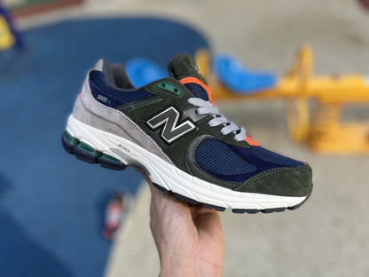 NEW BALANCE 2002R