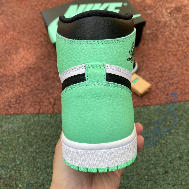 NIKE AIR JORDAN 1