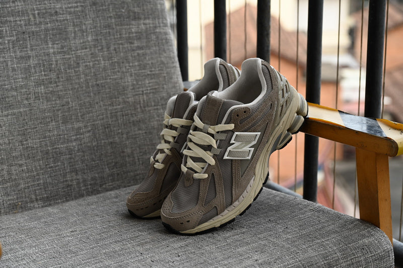 NEW BALANCE 1906R