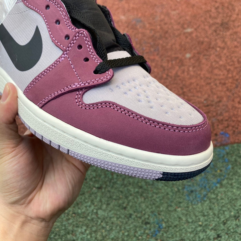 NIKE AIR JORDAN 1
