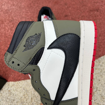NIKE AIR JORDAN 1