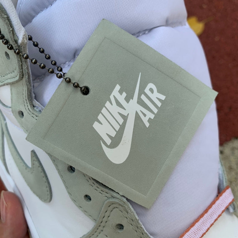 NIKE AIR JORDAN 1