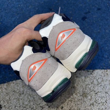 NEW BALANCE 2002R