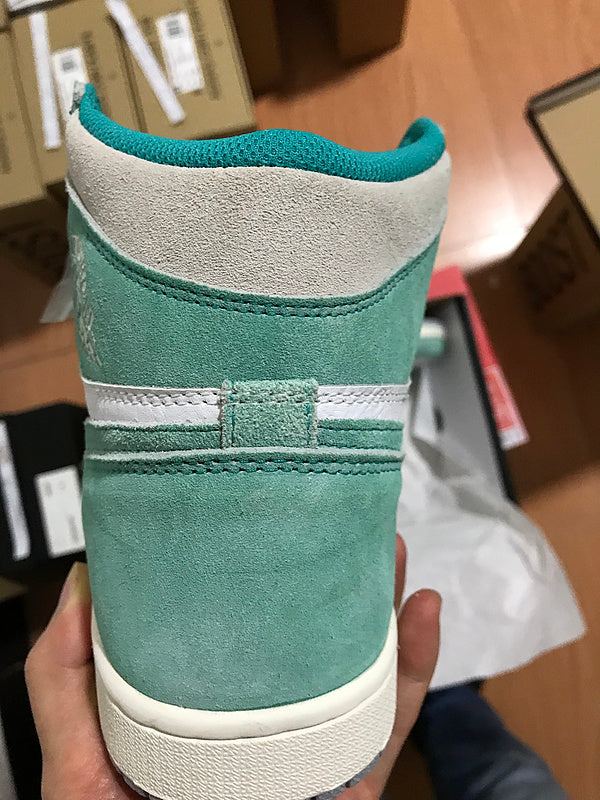 NIKE AIR JORDAN 1