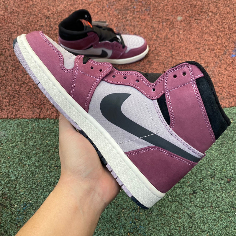 NIKE AIR JORDAN 1