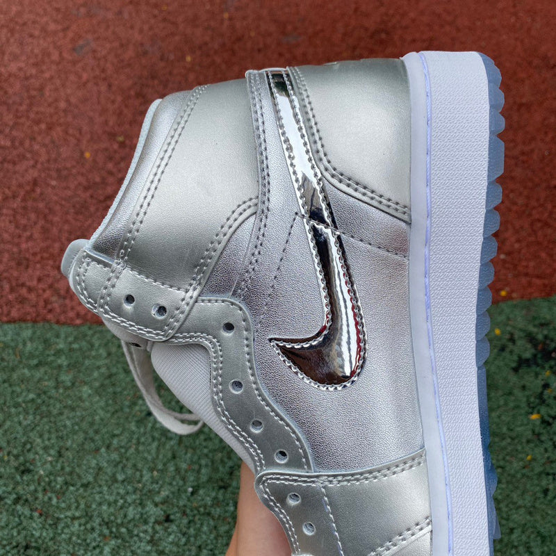 NIKE AIR JORDAN 1