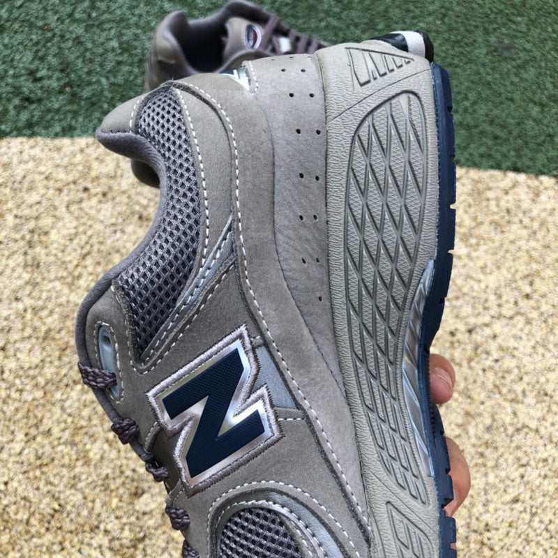 NEW BALANCE 2002R